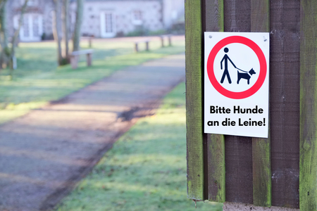 Schild mit "Bitte Hunde an die Leine!"