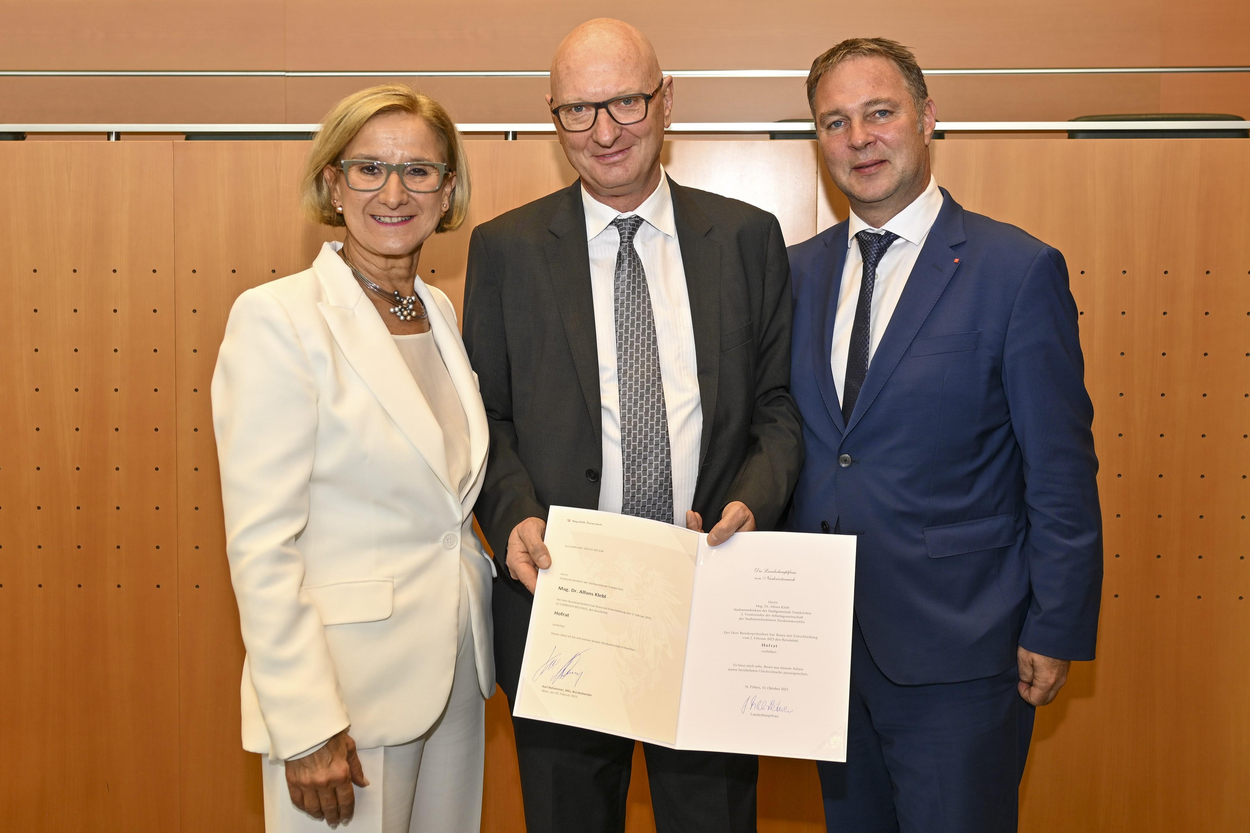 Stadtamtsdirektor Mag. Dr. Alfons Klebl ist Hofrat