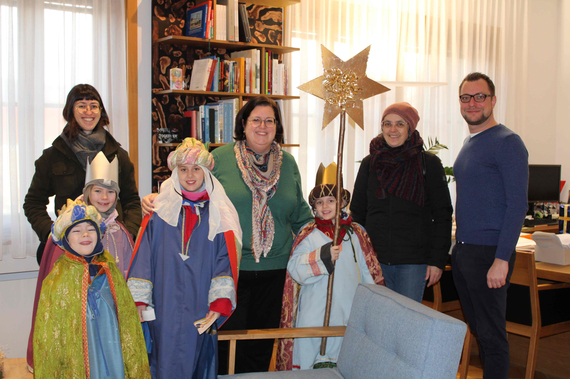 Ein herzlicher Empfang im Rathaus der Sternsinger Franz, Frieda, Raphaela und Miriam mit Begleitung Magda Alphart und Michaela Wöhrer von Bürgermeisterin Sabrina Divoky und Vizebürgermeister Clemens Zinnbauer. © Stadtgemeinde Traiskirchen