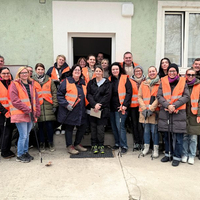 Stadtmitarbeiter putzen die Stadt raus