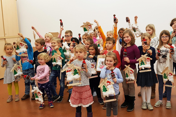 Eine Gruppe Kinder beim Weihnachtsbasteln mit dem Bibliotheks-Team.