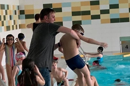 Bgm. Andreas Babler beim Wasserwurf mit einem Jungen.