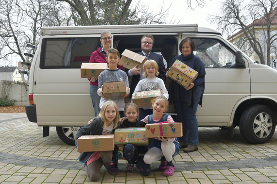 Kinder der VS Traiskirchen, Frau Direktor Horak, Dipl. Päd. Katrin Hense und Obmann Lorenz Kernberger mit Geschenkkartons.