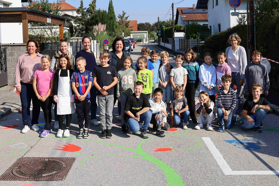 Gruppenfoto auf der bemalten Straße