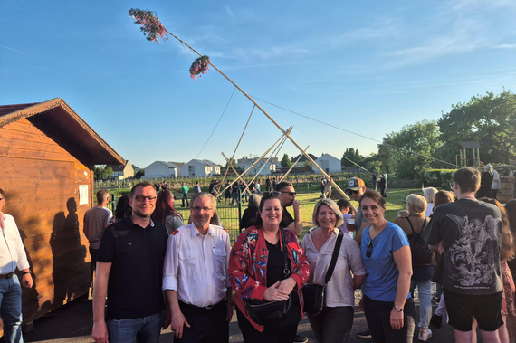 Bürgermeisterin Divoky, Viezebürgermeister und Stadträtin Zinnbauer, Ortsvorsteherin Gruber und Kommandant OBI Thomas Fontner lächeln beim Maibaumfest