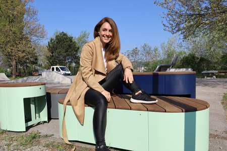 GRin Tamara Pichler sitzt auf einer der neuen Sitzgelegenheiten am Skateplatz