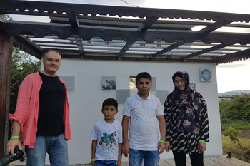 Victor Jaschke mit Hamid und seiner Familie.