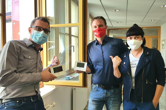 STR Clemens Zinnbauer, Bgm. Andreas Babler und GR*in Karin Blum mit den neuen Lüftungswächter.