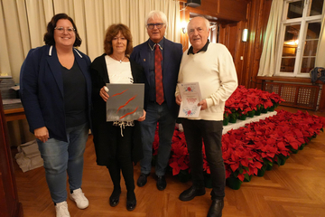 Renate und Johann Steiger mit Bgm.in Sabrina Divoky und STR Franz J. Muttenthaler