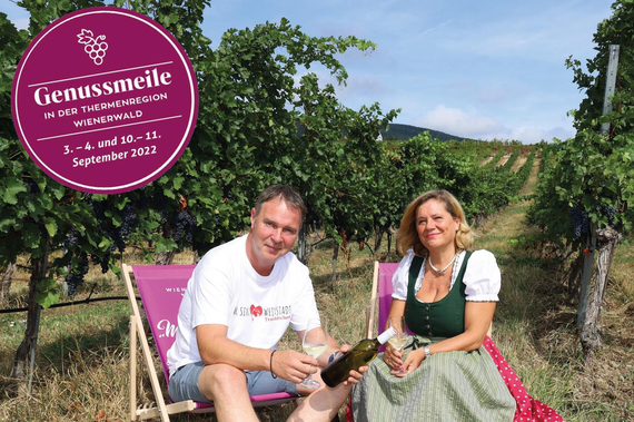 Bgm Andreas Babler und STRin Manuela Rommer-Sauerzapf sitzen im Weingarten