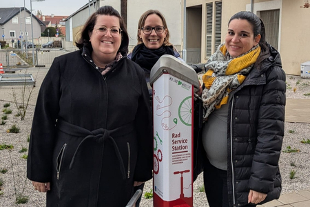 Gruppenfoto mit Bürgermeisterin Divoky vor der neuen Radstation mit Reperaturmöglichkeiten