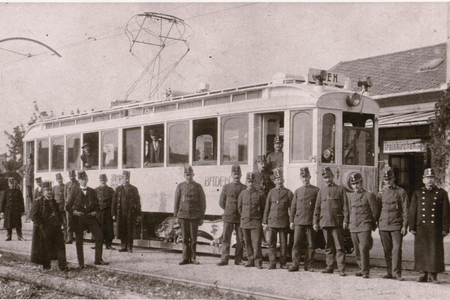 Historische Aufnahme der Aspangbahn, Wagon mit Bediensteten von außen.
