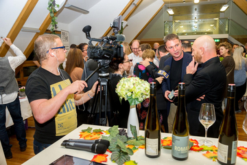 Bgm. Andreas Babler und Roman Gregory bei TV-Interview bei Wein im Rathaus.