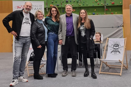 Teilnehmer:innen bei der Messe.