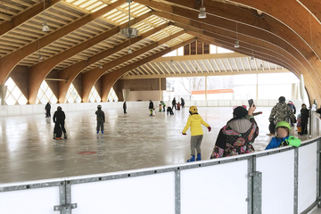 Eislauffläche mit Kinder auf dem Eis.