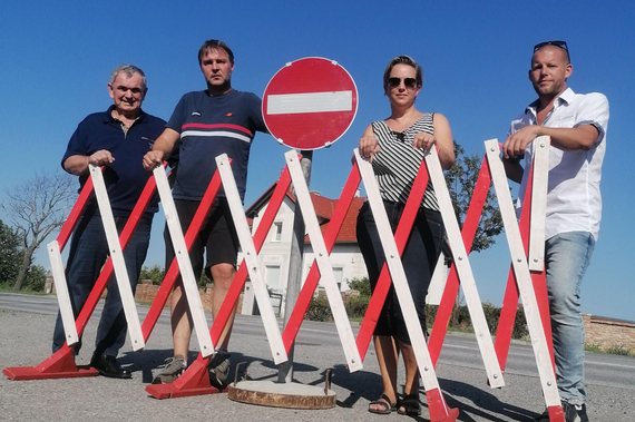 v.l.n.r. Ortsvorsteher STR Erich Pinker, Bgm. Andreas Babler, STR*in Dipl.Ing. Sandra Akranidis-Knotzer und GR Thomas Felbermayer stehen hinter einer Absperrung.