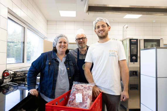 Divoky, Leopold und Wunderlich mit Haarnetzen und dem gelieferten Rindfleisch