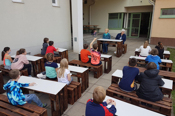 SchülerInnen in einer der Freiluftklassen in Traiskirchen.