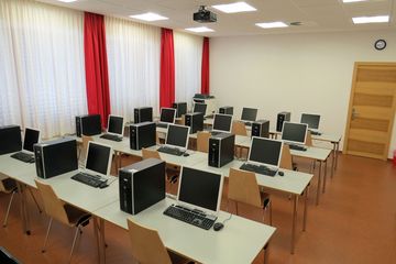 Der Computer-Schulungsraum der Volkshochschule Traiskirchen.