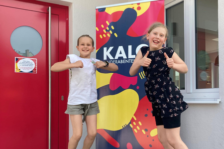 zwei Mädchen vor dem KALO! zeigen Daumen hoch