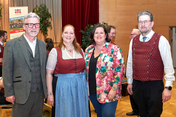 Bürgermeisterin Sabrina Divoky und Kulturstadtrat Robert Eichinger beglückwünschten Kerstin Hofleitner und Walter Skoda © Reinhard Gärtner
