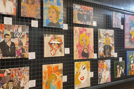 Wand mit vielen Kunstwerken
