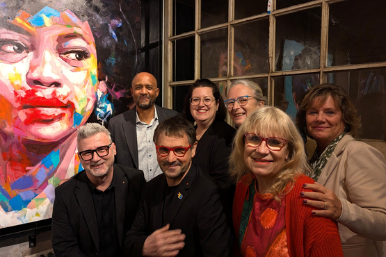 Gruppenfoto vor einem Gemälde