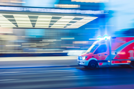 Einsatzfahrzeug vom "Österreichischem Notfall Medizinischer Dienst" beim schnellen Fahren mit Blaulicht.