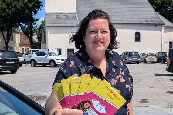 Bürgermeisterin Sabrina Divoky hält die neuen Parkuhren in der Hand © Stadtgemeinde Traiskirchen