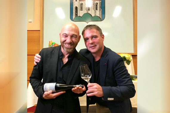 Roman Gregory und Bgm. Andreas Babler präsentieren den neuen Stadtwein “Roman”.