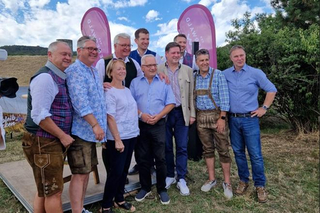 Mödlings Bürgermeister Hans Stefan Hintner, Guntramsdorfs Bürgermeister Robert Weber, Sooßs Bürgermeisterin Helene Schwarz, Pfaffstättens Bürgermeister Christoph Kainz, Weinkönigin Christina I., Gumpoldskirchens Bürgermeister Ferdinand Köck, dahinter Kottingbrunns Bürgermeister Christian Macho, Badens Stadtchef Stefan Szirucsek, dahinter Wienerwald Tourismus Geschäftsführer Michael Wollinger, Bad Vöslaus Bürgermeister Christian Flammer, Traiskirchens Bürgermeister Andreas Babler @ Manuela Rommer-Sauerzapf