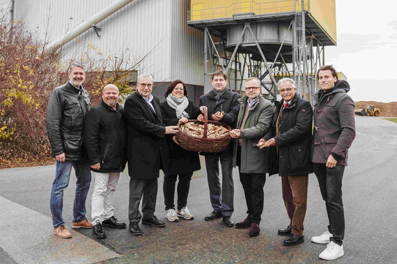 Gruppenfoto vor dem Biomassekraftwerk