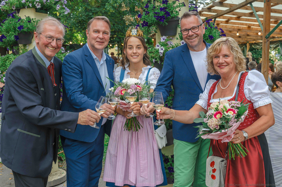 Weinfestobmann Andreas Schafler, Bgm. Andresa Babler, Weinönigin Laura I., Weinbauobmann Robert Alphart, Weinbau-STR Manuela Rommer-Sauerzapf © Thomas Cecon