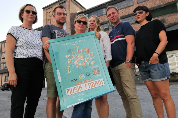 STR*in DI Sandra Akranidis-Knotzer, GR Clemens Zinnbauer, STR*in Manuela Rommer-Sauerzapf, Laura Frischenschlager, Bgm. Andreas Babler und GR*in Karin Blum kündigen das „Musik in der Fabrik“ in der ehemaligen Semperit an
