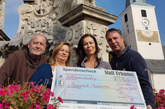 Hans Aberl, Sozialamtsleiterin Gabriele Duffek, Sandra Matzinger und Bgm. Andreas Babler halten einen riesigen Spendenscheck.