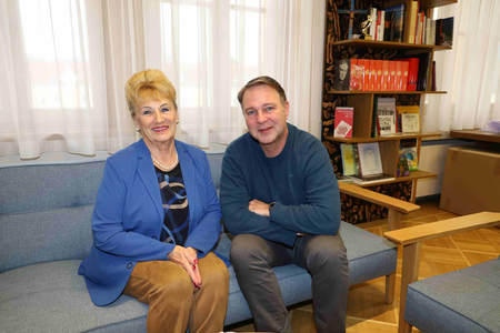 Carla Dögl und Bgm Andreas Babler im Büro des Bürgermeisters