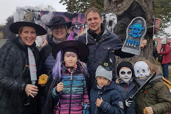 Bgm. Andreas Babler, STR*in Akranidis-Knotzer, GR*in Sabrina Divoky und eine Gruppe Kinder bei Halloween in Traiskirchen.