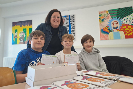 Bürgermeisterin Divoky mit drei Kinder in der Mittelschule Traiskirchen