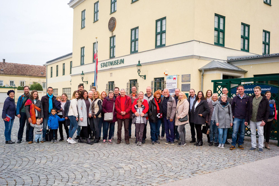 Gruppenfoto der Neubürger*innen mit Bgm. Andi Babler vor dem Museum Traiskirchen.