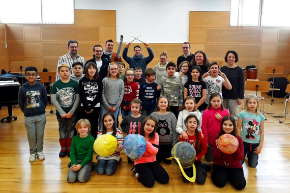 Schulkinder besuchen mit ihren Lehrerinnen die Musikschule.