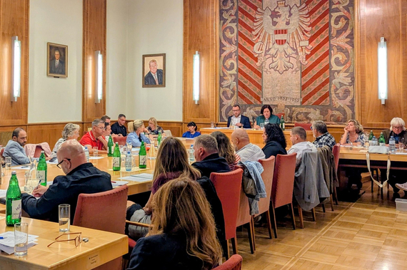 Blick in den Sitzungssaal mit den Gemeinderäten
