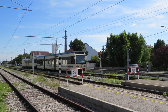Badner Bahn fährt in Traiskirchen ein.