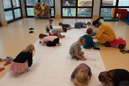 Kinder arbeiten an der alternativen Nutzung der Parkplätze