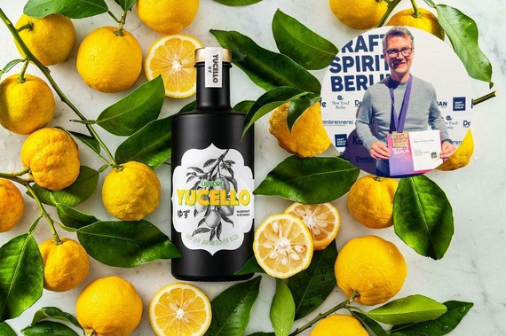 Yucello Likör Flasche und Simon Alber bei der Preisverleihung