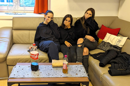 Drei Mädchen sitzen auf einer Couch im Komet