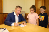 Volksschüler aus Möllersdorf mit Bgm. Andi Babler