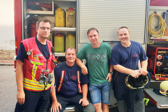Bgm. Andreas Babler und drei Feuerwehrmänner.