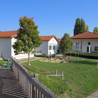 Kindergarten Pestalozzigasse Möllersdorf, das Gebäude vom Garten aus.