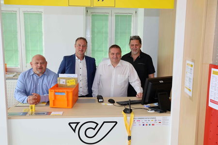 Ortsvorsteher Stefan Magloth, Bgm. Andreas Babler freuen sich mit Georg Trimmel und Christian Pankratz, die vor Ort die beiden Services betreuen