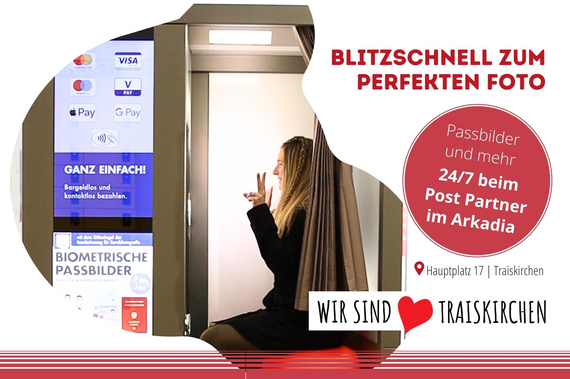 eine junge Frau sitzt in einem Fotoautomaten